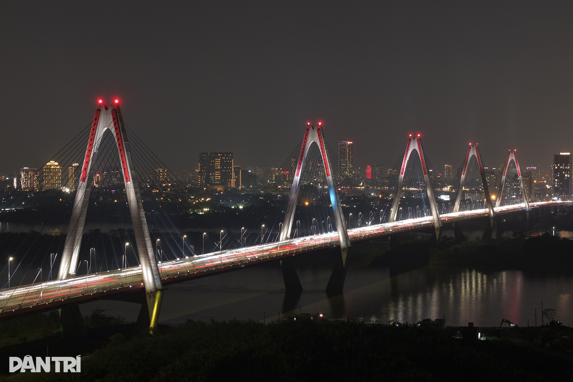 تماشای غروب دلانگیز اواخر پاییز بر روی دو پل معروف هانوی - 14 Ngắm hoàng hôn cuối thu rực rỡ trên 2 cây cầu nổi tiếng nhất Hà Nội - 14