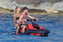 Ngôi sao Chelsea đi nghỉ mát cùng cựu Hoa hậu xinh đẹp