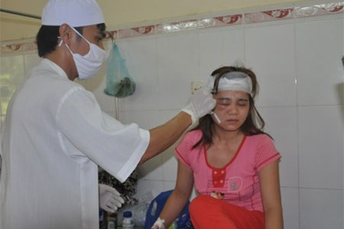 Hai du khách kinh hãi vì bị khỉ độc tấn công