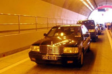 Thu tiền các phương tiện qua hầm Hải Vân 