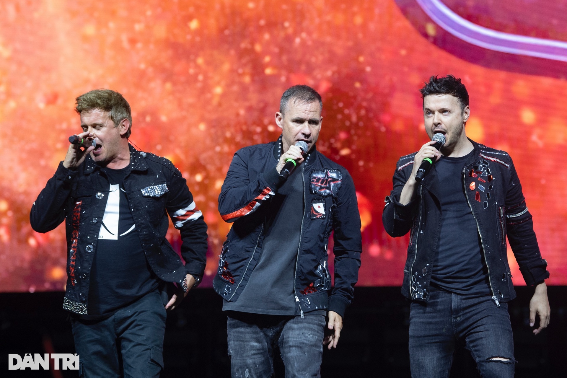 Westlife nói Tôi yêu Hà Nội, ôm fan nữ hát khiến 8.000 khán giả dậy sóng - 5 Westlife nói Tôi yêu Hà Nội, ôm fan nữ hát khiến 8.000 khán giả dậy sóng - 5