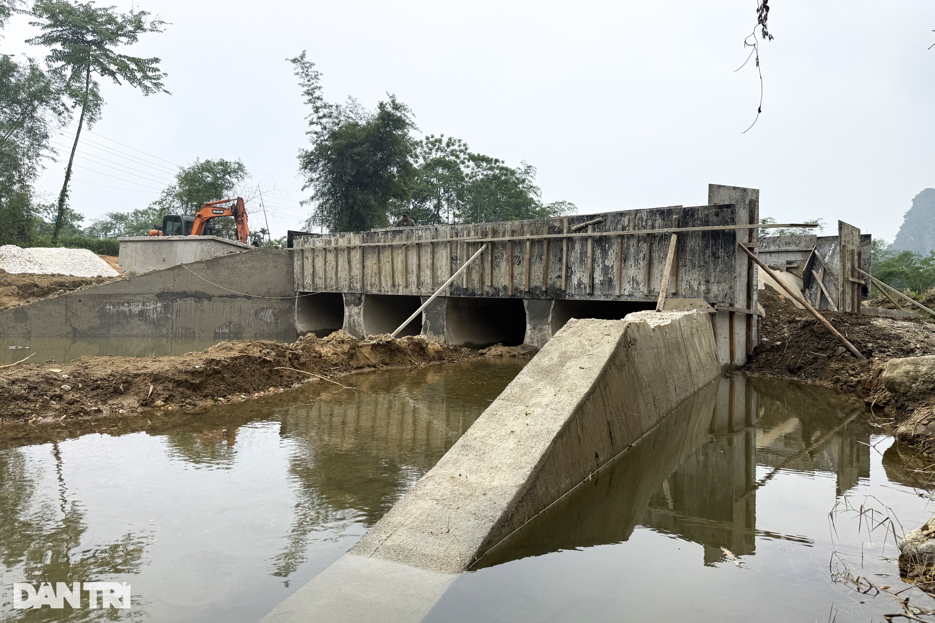 Cầu Dân trí thôn Trang Thành sắp hoàn thiện, nối đôi bờ con suối dữ - 6 Cầu Dân trí thôn Trang Thành sắp hoàn thiện, nối đôi bờ con suối dữ - 6
