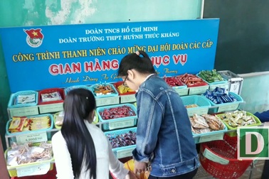 Độc đáo gian hàng tự phục vụ giúp đỡ bạn học khó khăn