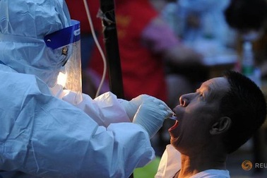 Truyền thông Trung Quốc nỗ lực "đẩy" nguồn gốc Covid-19 ra nước ngoài