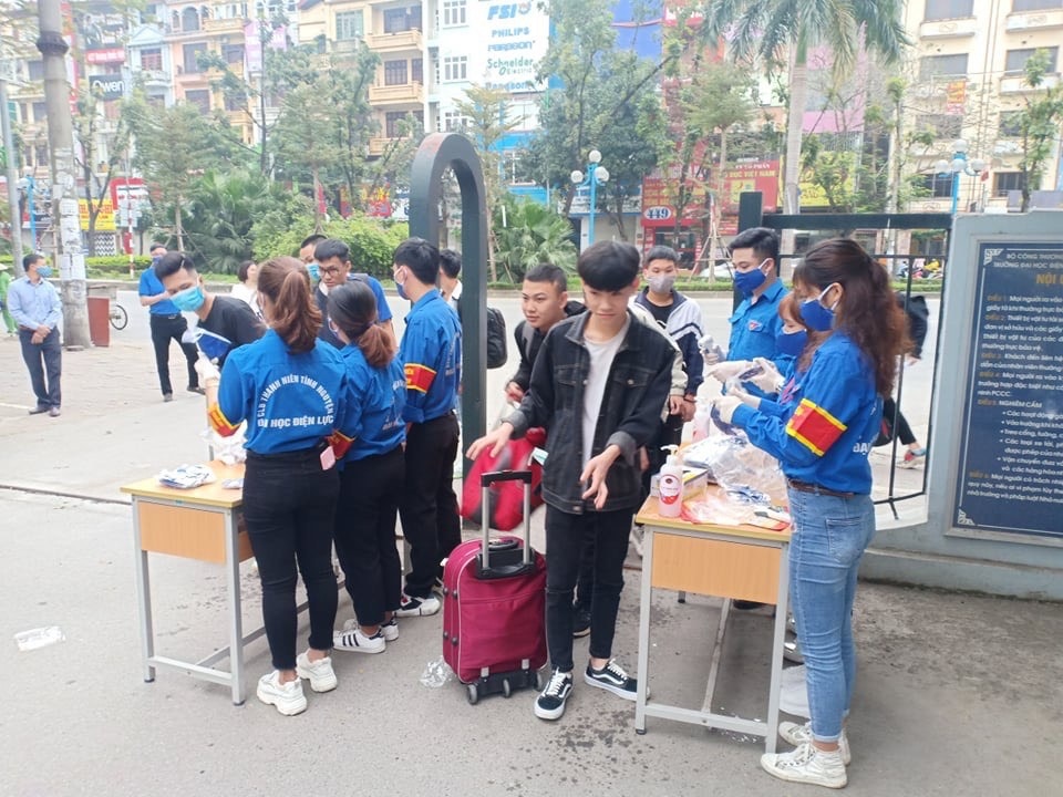 Đoàn trường hỗ trợ đo nhiệt độ, phát khẩu trang cho sinh viên - 2 Đoàn trường hỗ trợ đo nhiệt độ, phát khẩu trang cho sinh viên - 2