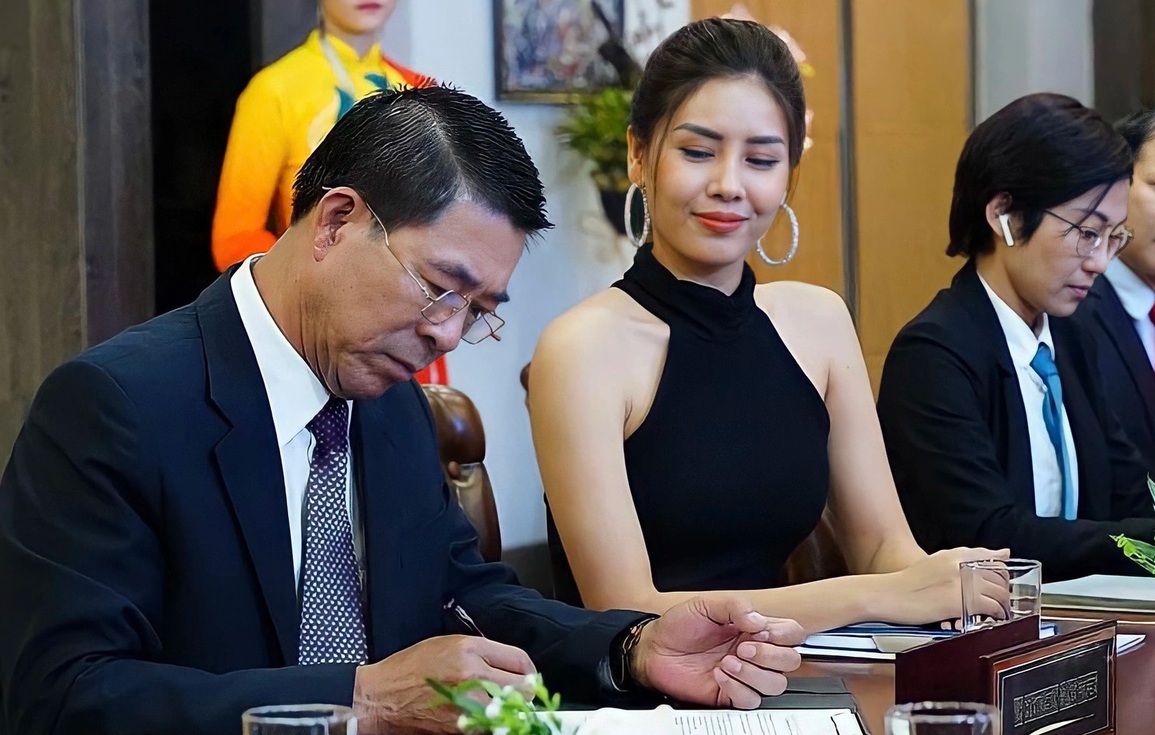 Á hậu Nguyễn Thị Loan tiết lộ sự cố xấu hổ khi quay Bão ngầm - 2 Á hậu Nguyễn Thị Loan tiết lộ sự cố xấu hổ khi quay Bão ngầm - 2