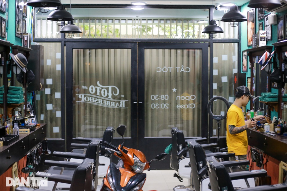 Thợ cắt tóc thất nghiệp chuyển nghề mưu sinh qua ngày - 3 Thợ cắt tóc thất nghiệp chuyển nghề mưu sinh qua ngày - 3