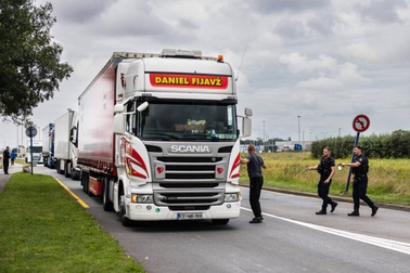 Pháp phát hiện 15 người di cư trong xe tải đông lạnh