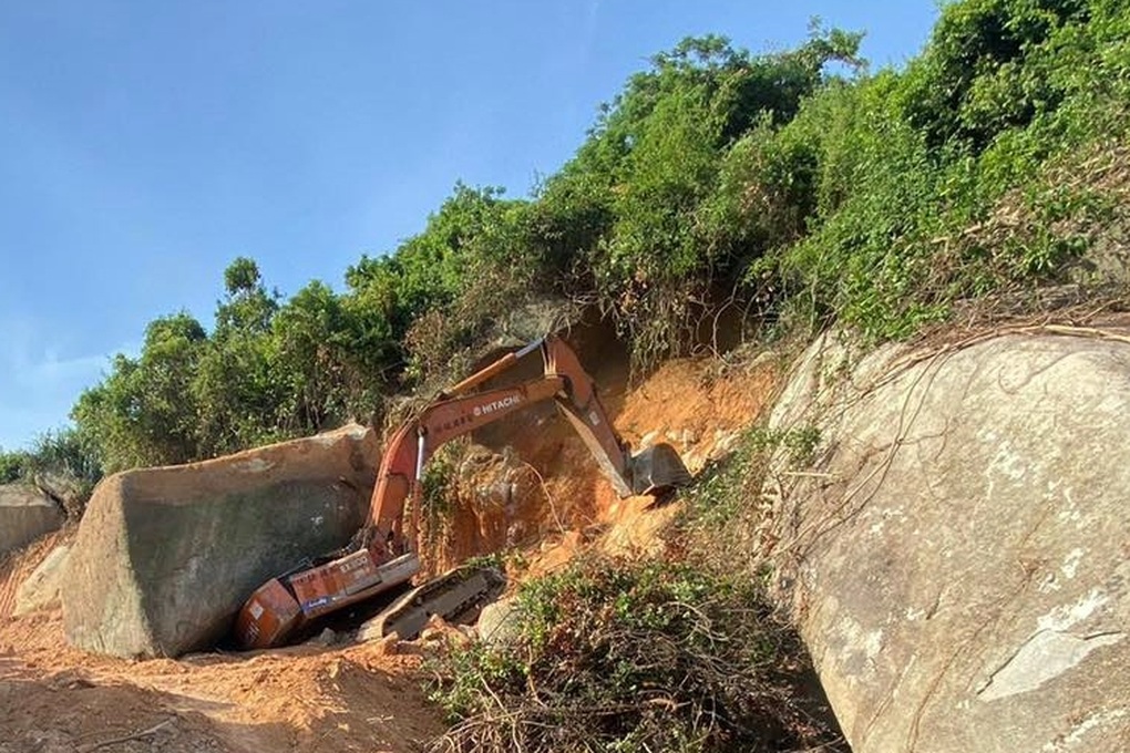 Tài xế máy xúc bị đá đè tử vong khi thi công cao tốc Bắc - Nam - 1 Tài xế máy xúc bị đá đè tử vong khi thi công cao tốc Bắc - Nam - 1