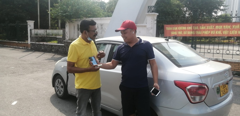 Cặp đôi Ấn Độ quên điện thoại trên taxi và cái kết ấm lòng từ tài xế Hà Nội - 2 Cặp đôi Ấn Độ quên điện thoại trên taxi và cái kết ấm lòng từ tài xế Hà Nội - 2