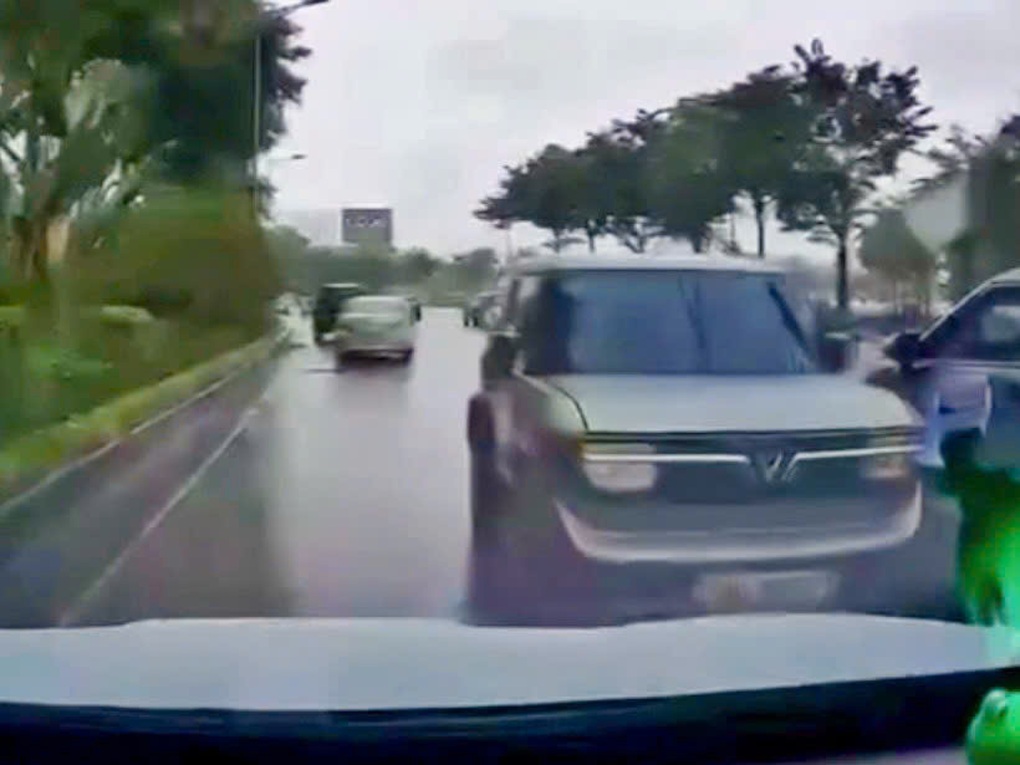 Nữ tài xế ô tô bị phạt 19 triệu đồng vì đi ngược chiều đường Võ Chí Công - 1 Nữ tài xế ô tô bị phạt 19 triệu đồng vì đi ngược chiều đường Võ Chí Công - 1