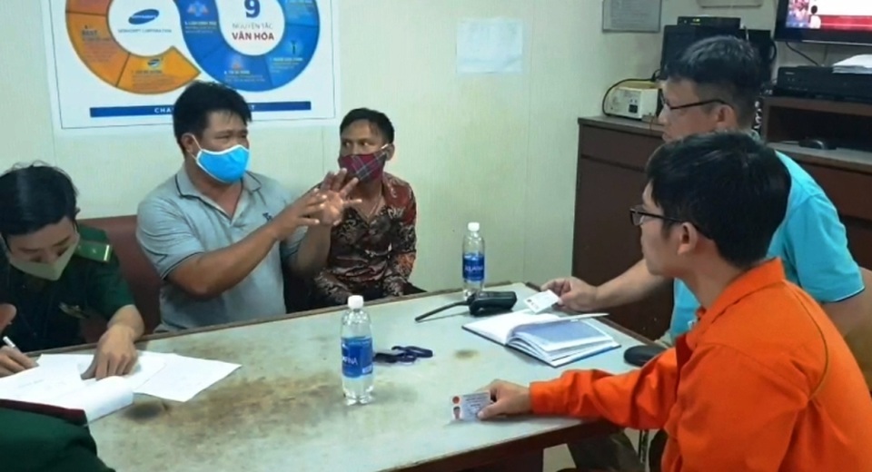 Truy ra thủ phạm tông chìm tàu cá, bỏ mặc 3 ngư dân suýt chết giữa biển - 2 Truy ra thủ phạm tông chìm tàu cá, bỏ mặc 3 ngư dân suýt chết giữa biển - 2