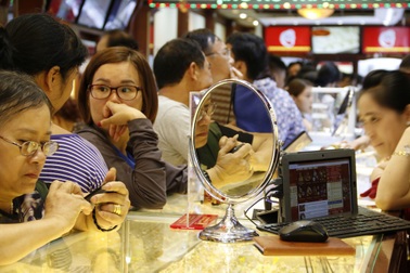 Vàng tăng giá trước sức ép mới