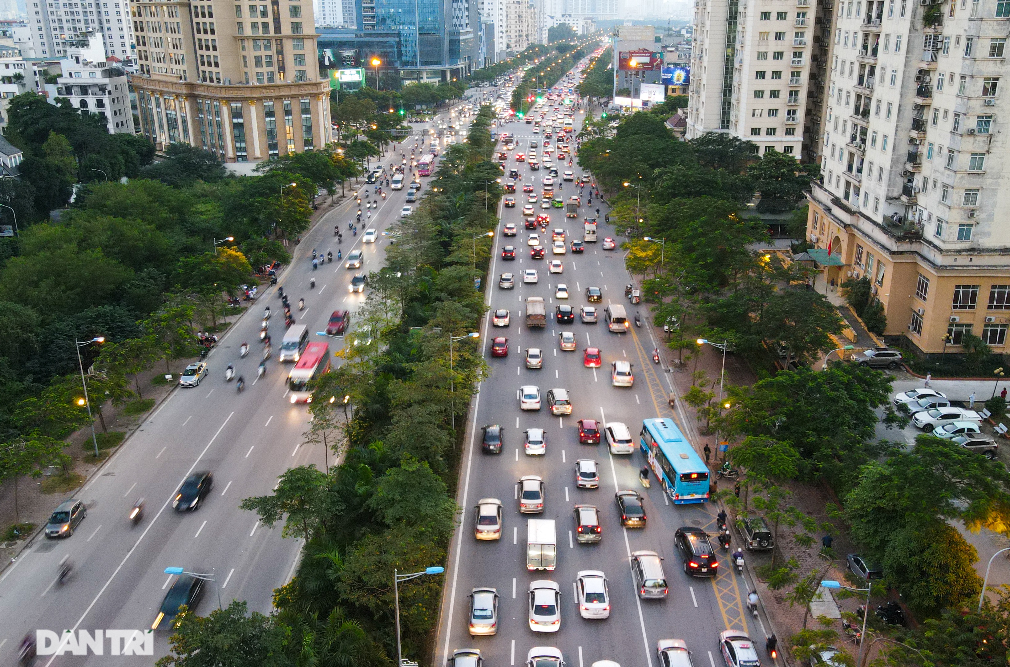 Giao thông “nghẹt thở” tại tuyến đường sắp có làn ưu tiên xe buýt - 1 Giao thông “nghẹt thở” tại tuyến đường sắp có làn ưu tiên xe buýt - 1