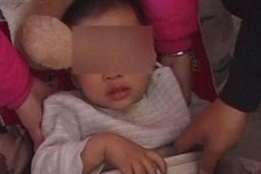 Cắt lồng máy giặt giải cứu em bé bị mắc kẹt