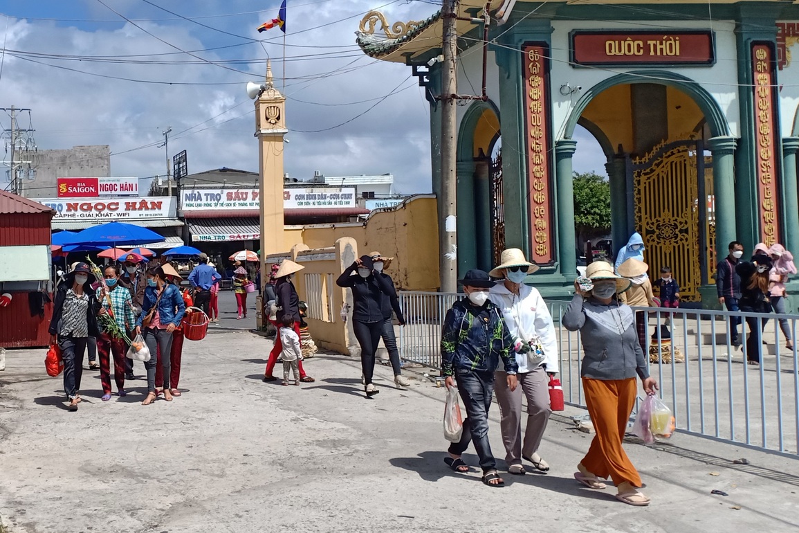 Hàng ngàn người đi vía Bà ngày rằm tháng Giêng ở xứ Công tử Bạc Liêu - 1 Hàng ngàn người đi vía Bà ngày rằm tháng Giêng ở xứ Công tử Bạc Liêu - 1