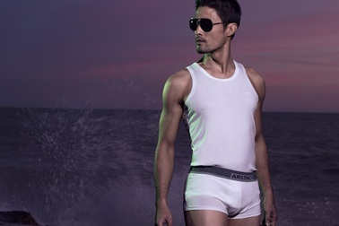 Johnny Trí Nguyễn khoe body nóng bỏng, đốn tim người hâm mộ