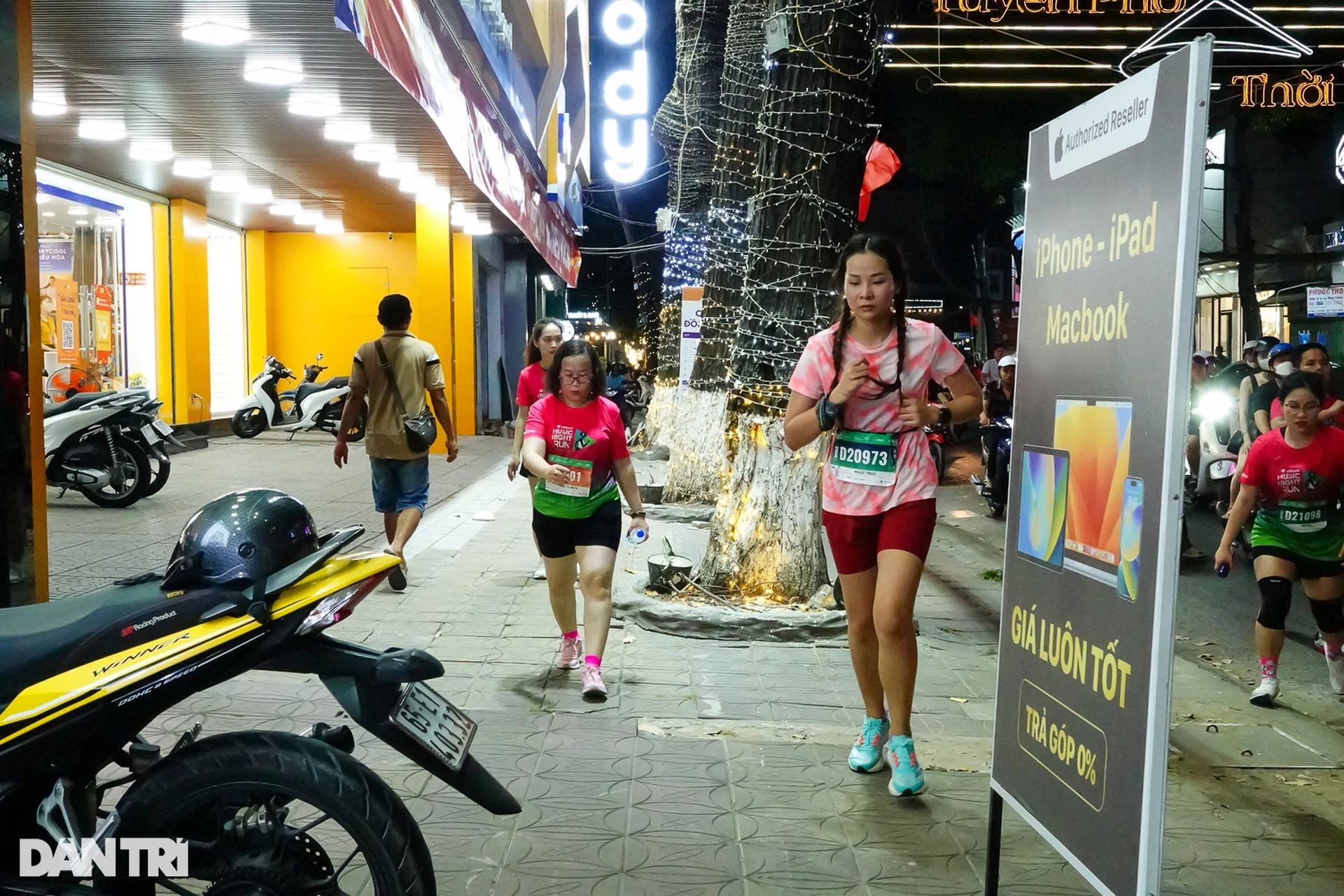 Vận động viên luồn lách với xe cộ để về đích tại giải chạy đêm ở Cần Thơ - 7 Vận động viên luồn lách với xe cộ để về đích tại giải chạy đêm ở Cần Thơ - 7