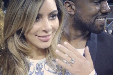 Kim Kardashian khoe nhẫn đính hôn kim cương triệu đô