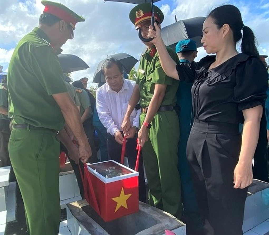 An táng 10 hài cốt liệt sĩ người dân phát hiện khi cải tạo ao tôm - 1 An táng 10 hài cốt liệt sĩ người dân phát hiện khi cải tạo ao tôm - 1