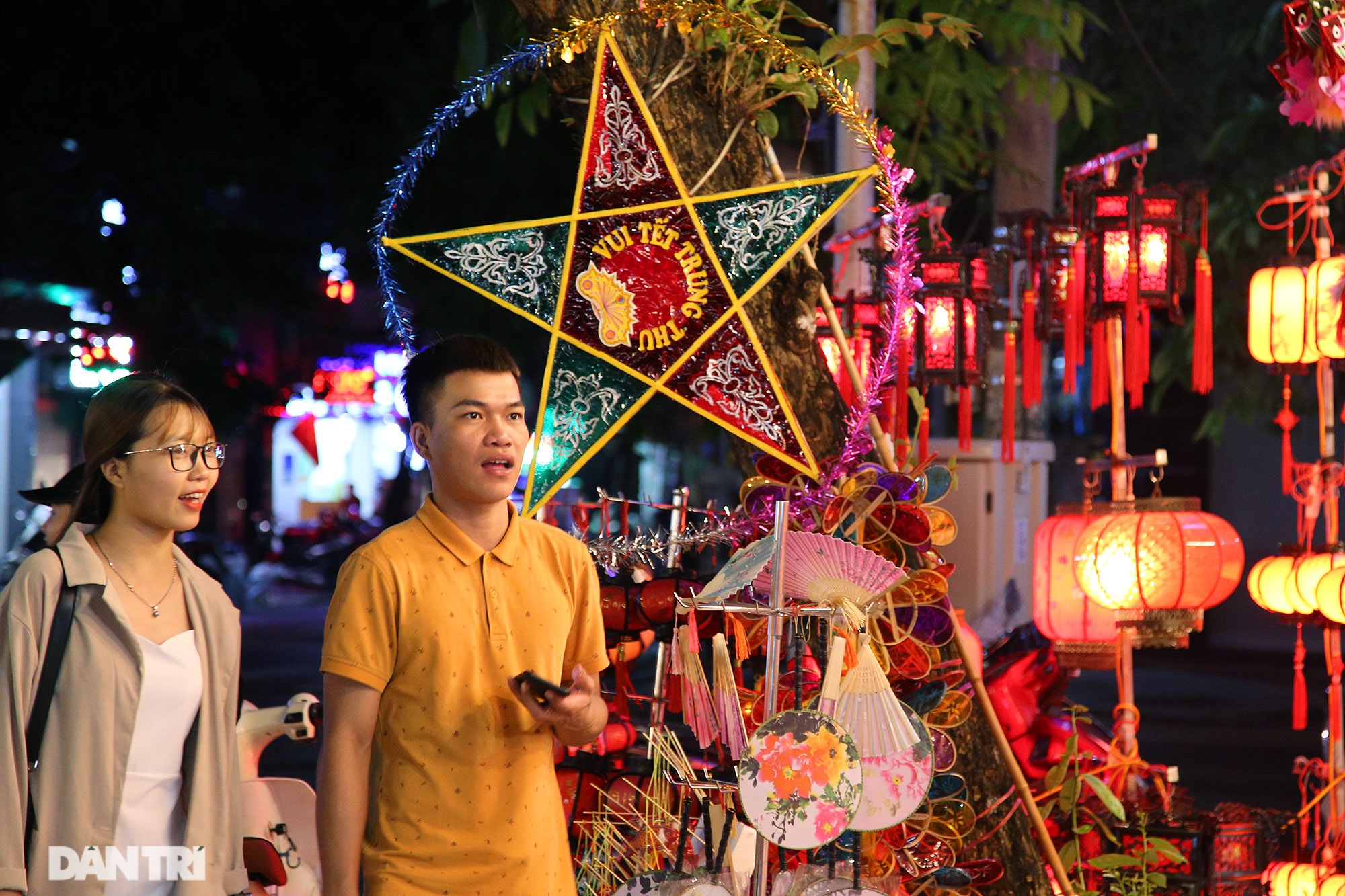 Chợ Tết trung thu phố cổ sáng lung linh hấp dẫn giới trẻ - 1 Chợ Tết trung thu phố cổ sáng lung linh hấp dẫn giới trẻ - 1