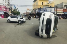 Taxi công nghệ tông lật xe bán tải trong khu dân cư ở TPHCM