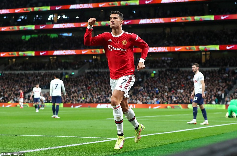C.Ronaldo lập hàng loạt cột mốc ấn tượng khi giúp Man Utd chiến thắng - 1 C.Ronaldo lập hàng loạt cột mốc ấn tượng khi giúp Man Utd chiến thắng - 1