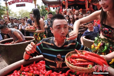 Du khách "khóc ròng" khi thi ăn ớt siêu cay