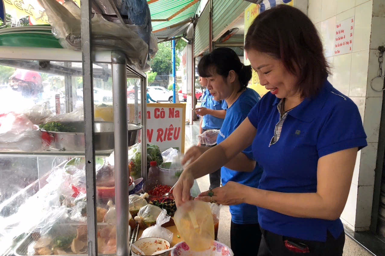 मुफ़्त तेल परिवर्तन, सारा राजस्व बाढ़ पीड़ितों को दान - 1 Thay nhớt miễn phí, ủng hộ hết doanh thu cho đồng bào vùng lũ - 1