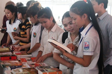 Sinh viên ĐH Vinh hào hứng tham gia ngày hội đọc sách