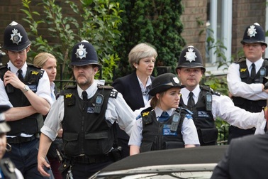 Thủ tướng Anh bị la ó khi tới thăm nạn nhân vụ cháy chung cư