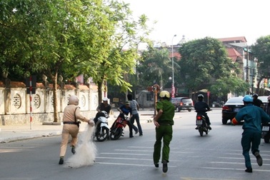 Tạm dừng biện pháp quăng lưới vây bắt “quái xế”   