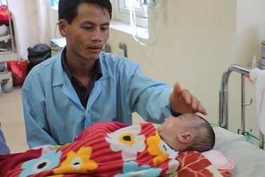 Người nghèo tủi phận ăn Tết trong bệnh viện