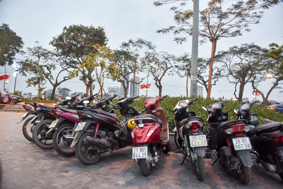 Trà đá ven hồ Tây kín đặc người, chủ quán lẫn khách hàng thờ ơ với lệnh cấm - 8 Trà đá ven hồ Tây kín đặc người, chủ quán lẫn khách hàng thờ ơ với lệnh cấm - 8