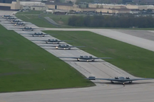 12 máy bay ném bom của Mỹ phô diễn sức mạnh