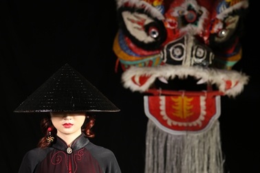 Nhà thiết kế Xuân Thu đưa nghệ thuật sơn mài vào áo dài