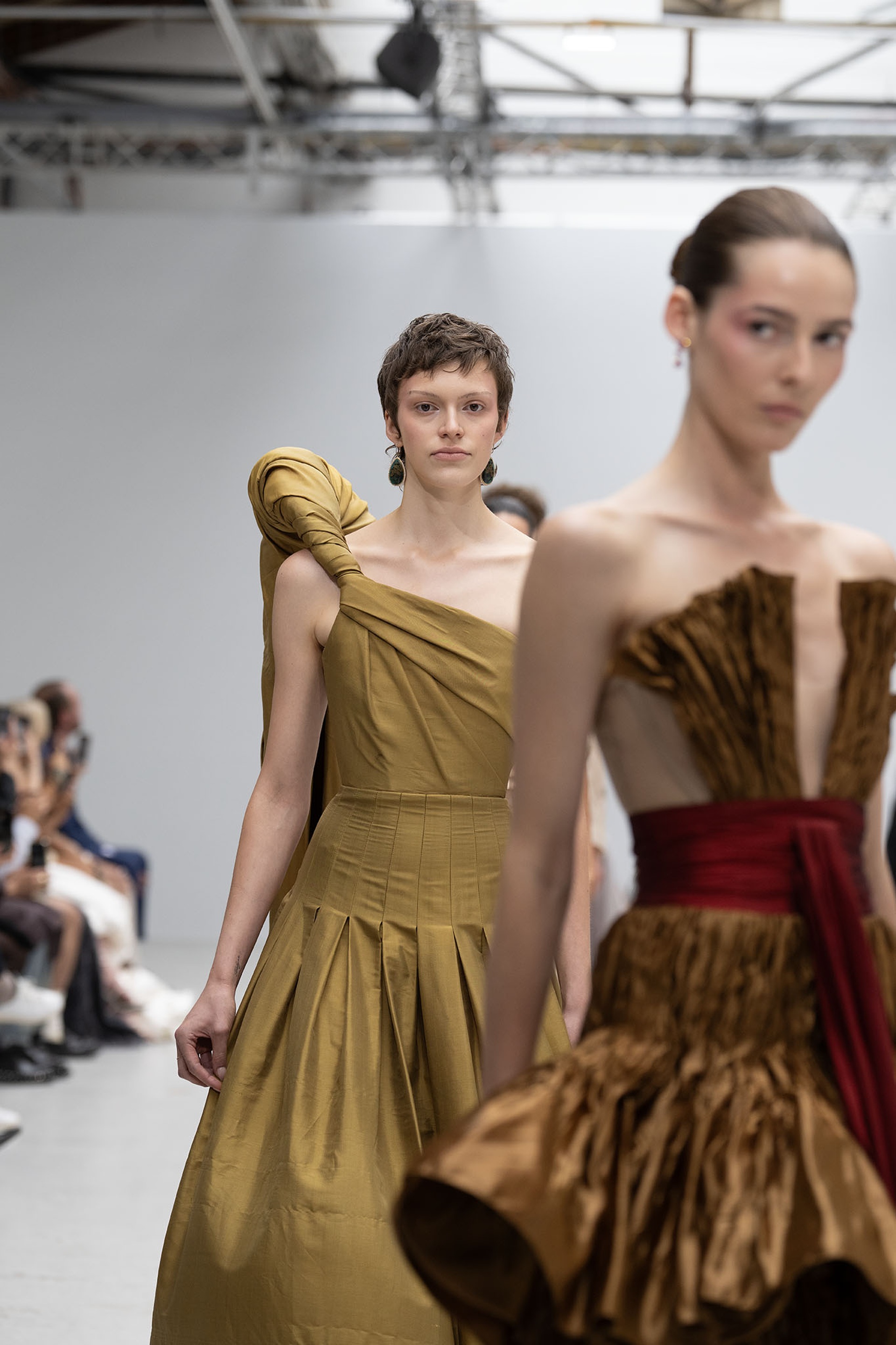 Phan Huy mang hình ảnh nón lá lên sàn diễn thời trang cao cấp ở Paris - 2 Phan Huy mang hình ảnh nón lá lên sàn diễn thời trang cao cấp ở Paris - 2