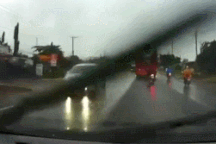 Hú hồn khoảnh khắc người đi xe máy vượt ẩu đối đầu xe khách