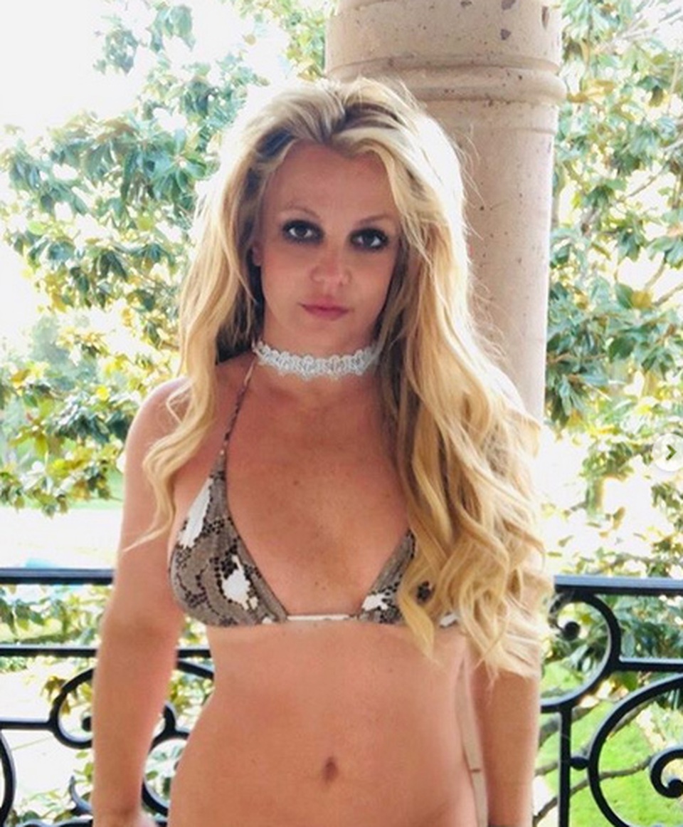Britney Spears mặc áo siêu ngắn ra phố - 6