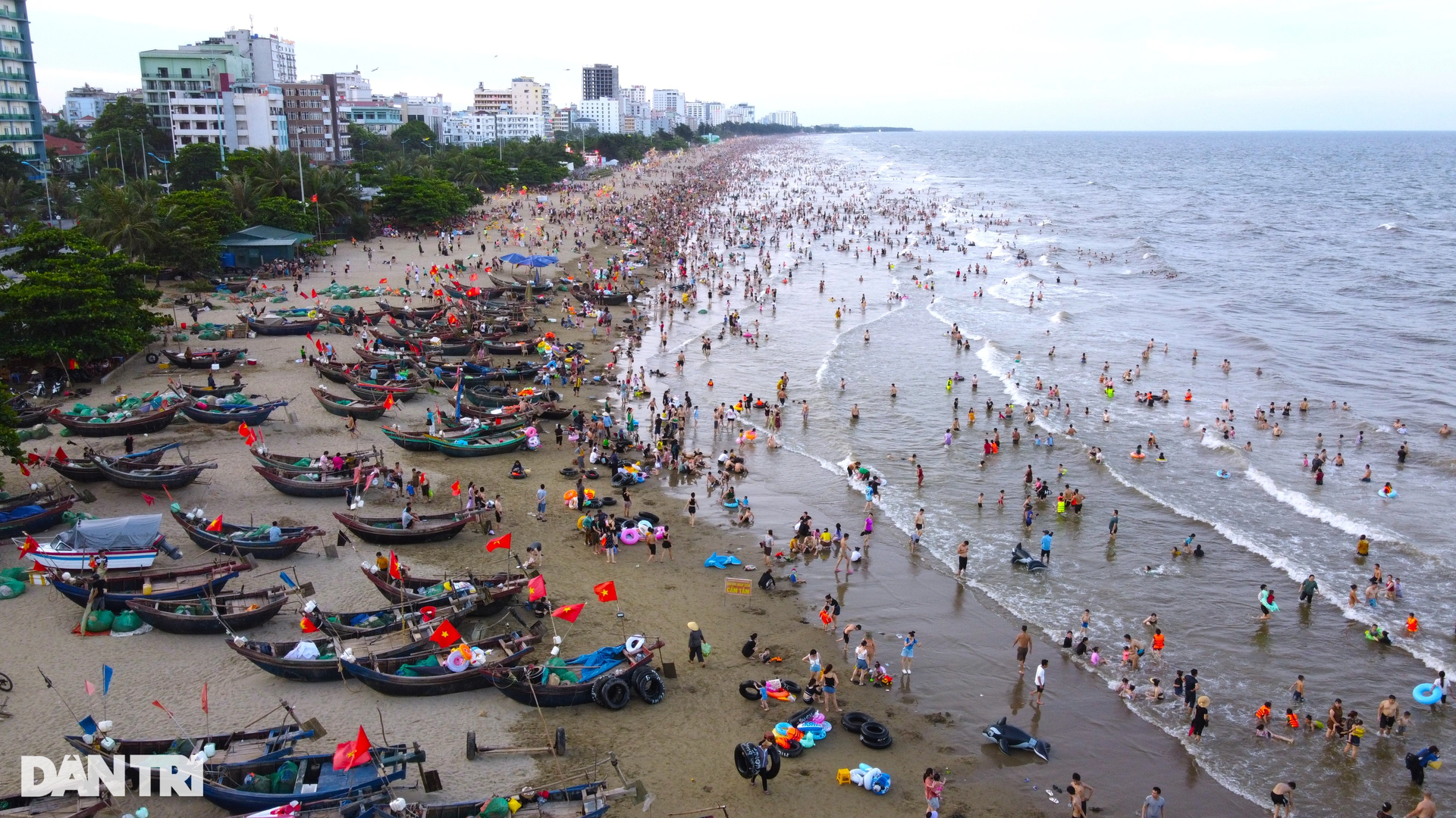 Hàng vạn người ken đặc trên bãi tắm Sầm Sơn ngày nắng nóng - 12 Hàng vạn người ken đặc trên bãi tắm Sầm Sơn ngày nắng nóng - 12