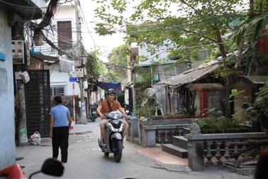 Hà Nội: Cuộc sống nơi nhà người sống cạnh "nhà" người chết