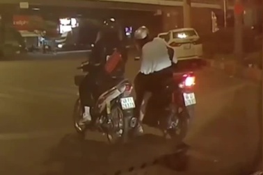 Tên cướp giật túi xách của cô gái đang dừng chờ đèn đỏ