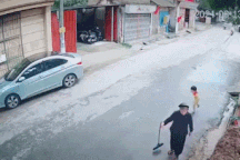 Em bé suýt gặp tai nạn giao thông nghiêm trọng vì sự lơ là của người lớn