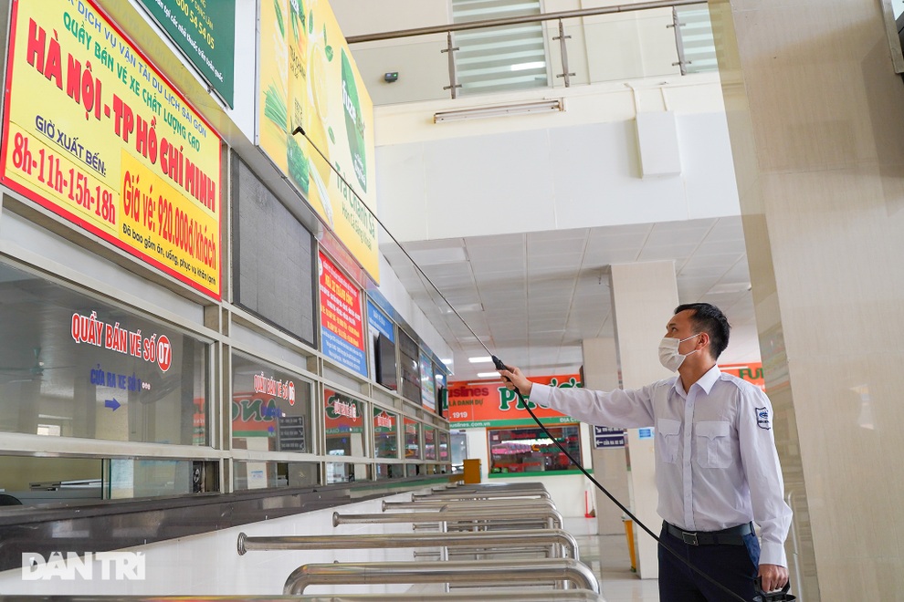 Hà Nội: Bến xe khách tất bật dọn dẹp, khử khuẩn, sẵn sàng đón khách - 5 Hà Nội: Bến xe khách tất bật dọn dẹp, khử khuẩn, sẵn sàng đón khách - 5