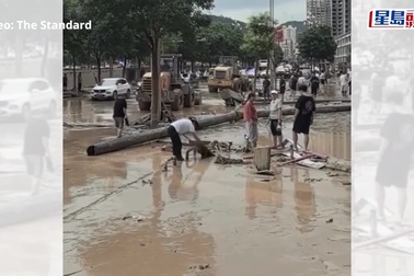 20kg trang sức biến mất sau trận lũ, người dân đổ xô đi mò vàng