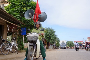 10 năm “vác tù và”, "cõng" loa phát thanh di động đi tuyên truyền giao thông