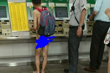 Giật mình cảnh du khách nam khỏa thân đứng mua vé ở nhà ga