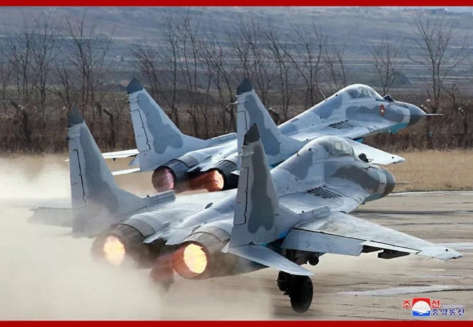 Ông Kim Jong-un thị sát máy bay chiến đấu Triều Tiên diễn tập phóng tên lửa - 2 Ông Kim Jong-un thị sát máy bay chiến đấu Triều Tiên diễn tập phóng tên lửa - 2