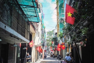 Treo cờ ngày Tết, hai vợ chồng bị điện giật