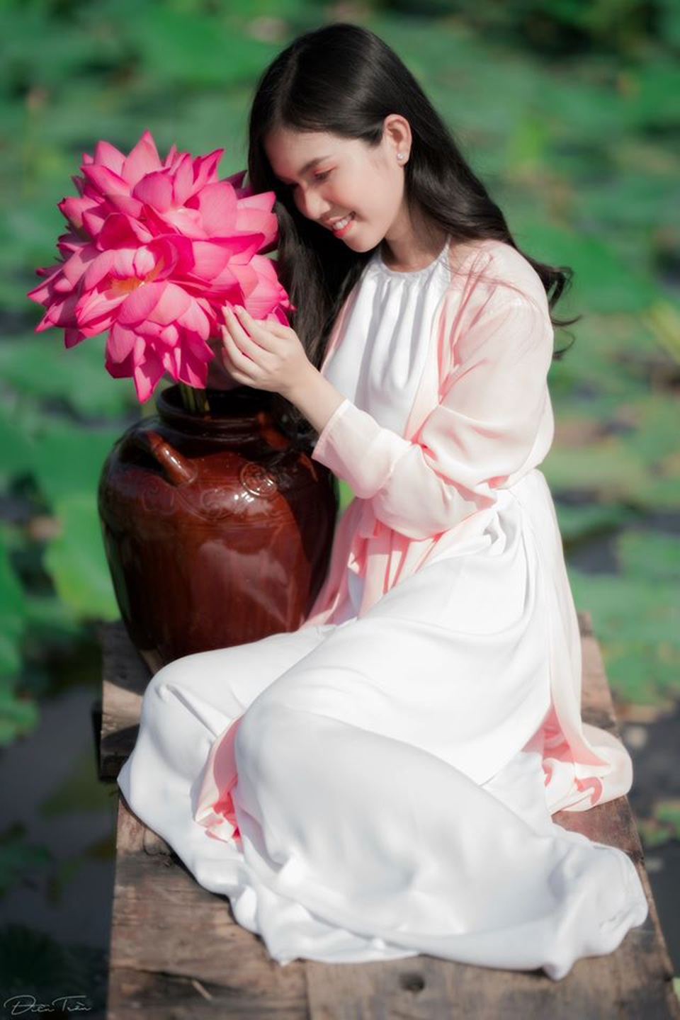 “Bản sao Ngọc Trinh” hóa thôn nữ khoe sắc với sen hồng - 8 “Bản sao Ngọc Trinh” hóa thôn nữ khoe sắc với sen hồng - 8